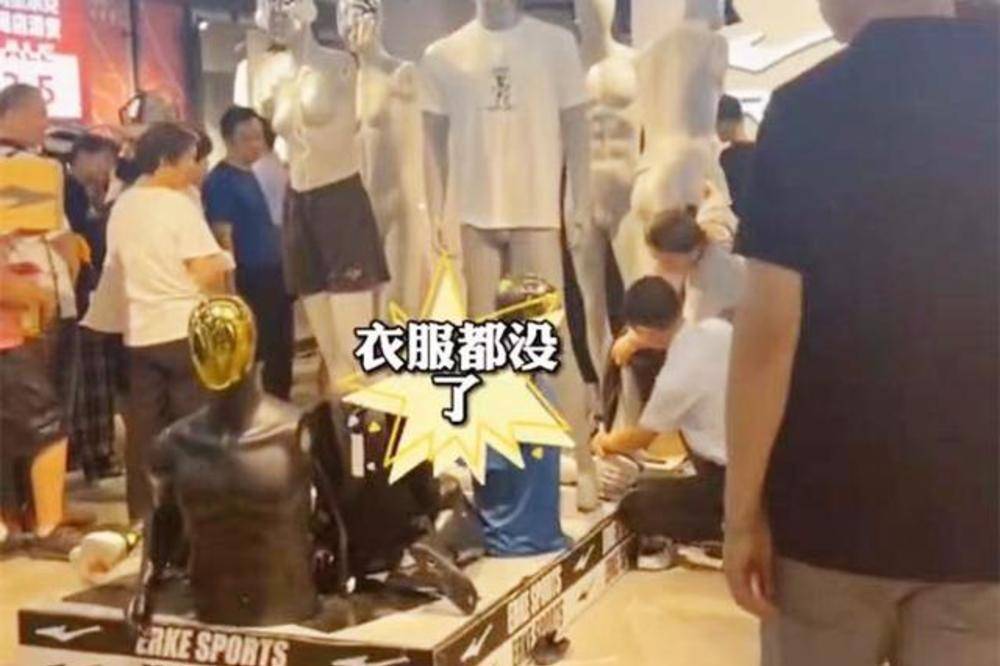 特衣服都被扒光店长：原计划下周闭店亚游ag电玩上海市民抢购鸿星尔克模